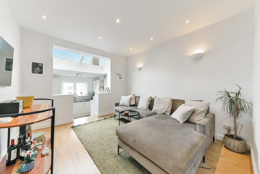 Flat Battersea Rise in Greater London