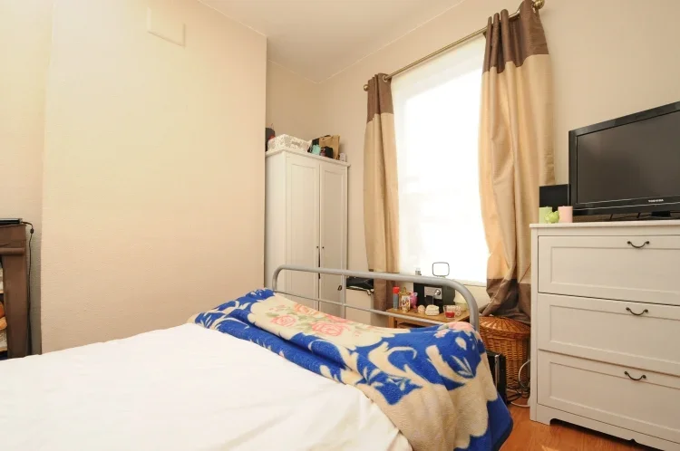 Flat Sulina Road in Greater London