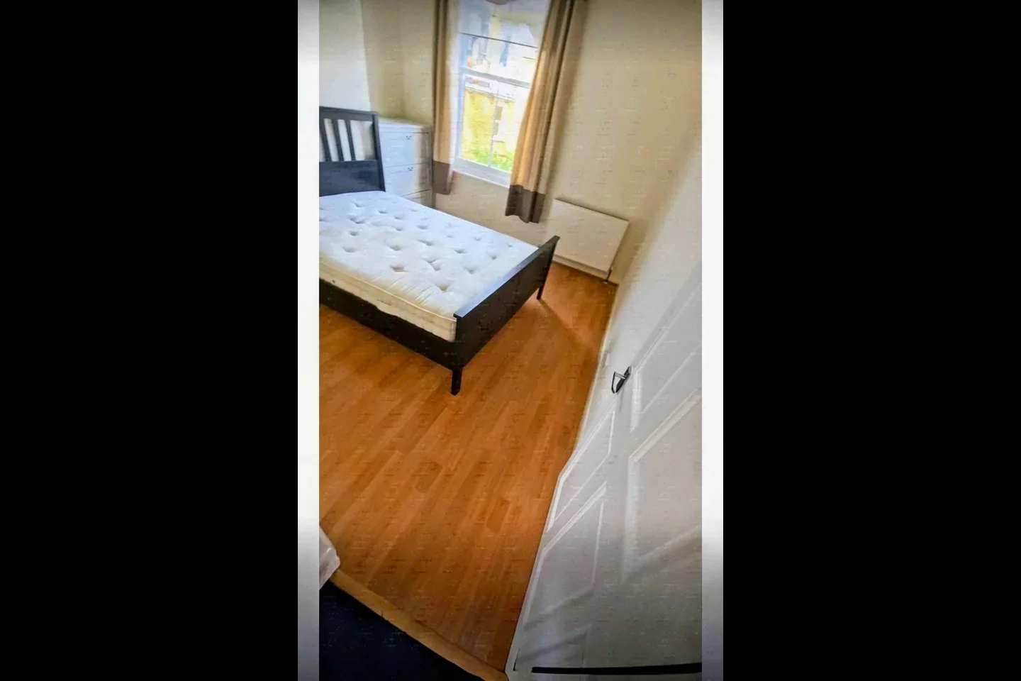 Flat Sulina Road in Greater London