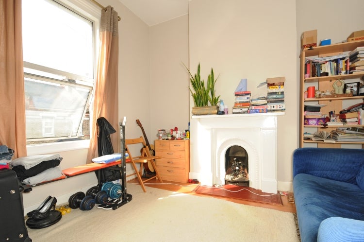 Flat Sulina Road in Greater London