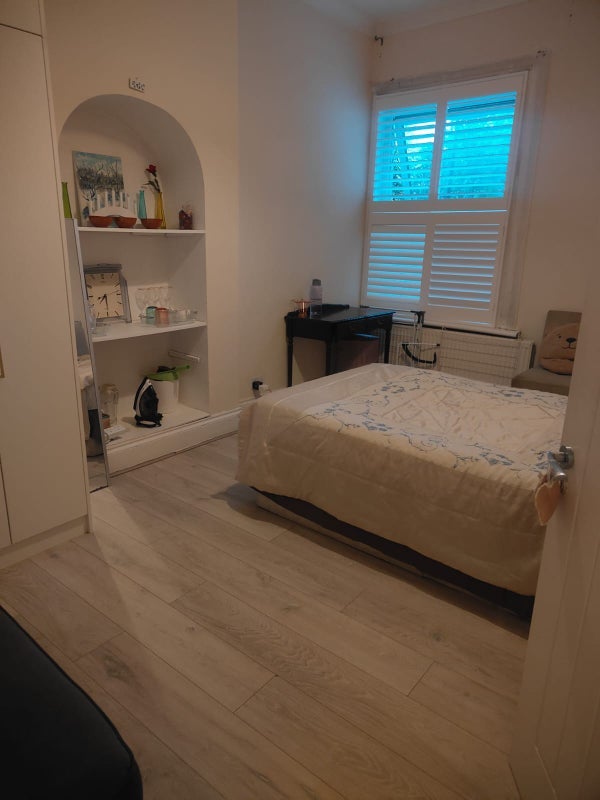 Room Tooting High Street in Greater London