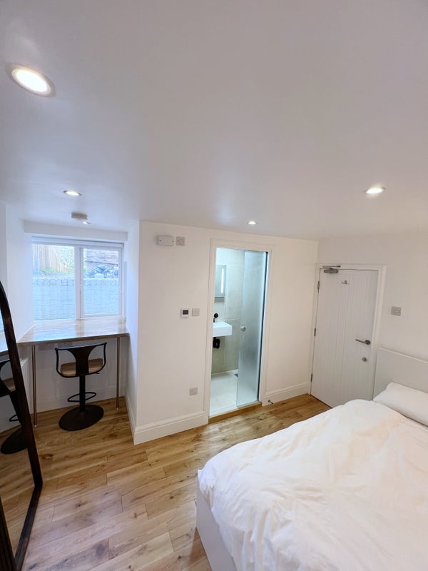 Flat Tierney Road in Greater London