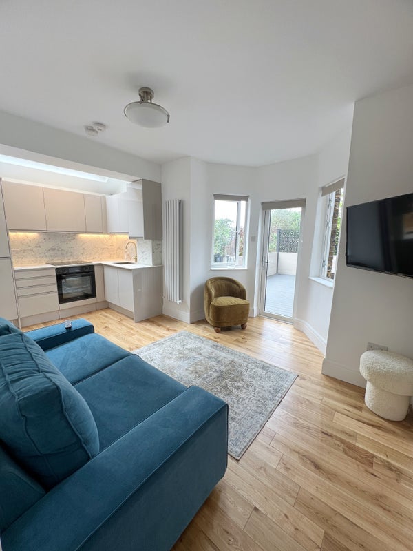Flat Tierney Road in Greater London
