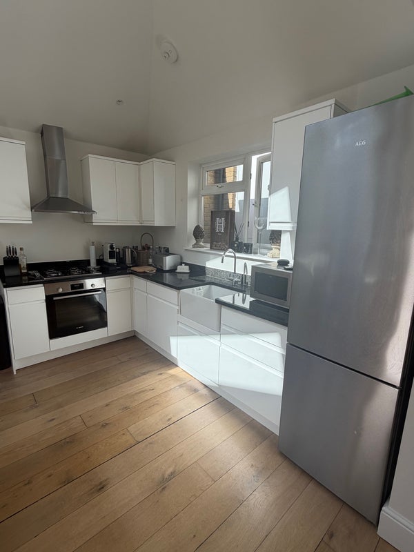 Flat Montholme Road in Greater London