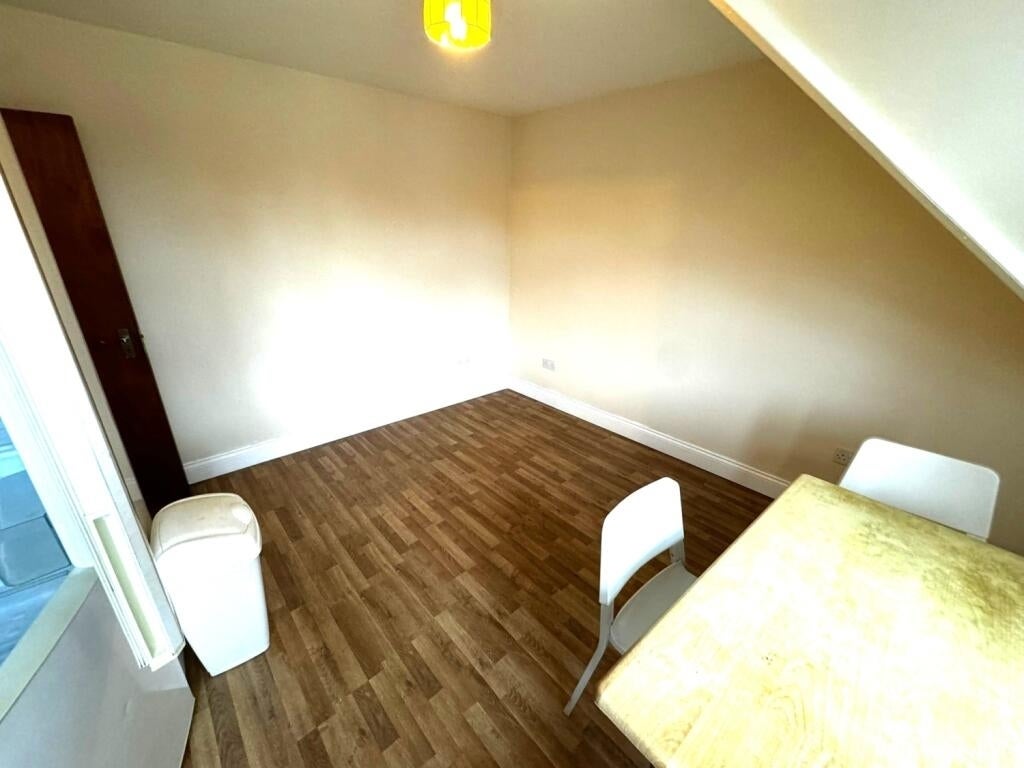 Flat Pinnell Road in Greater London