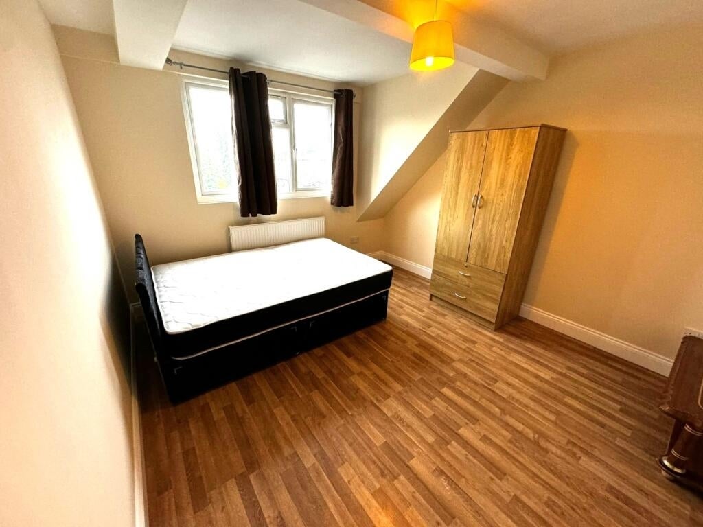 Flat Pinnell Road in Greater London