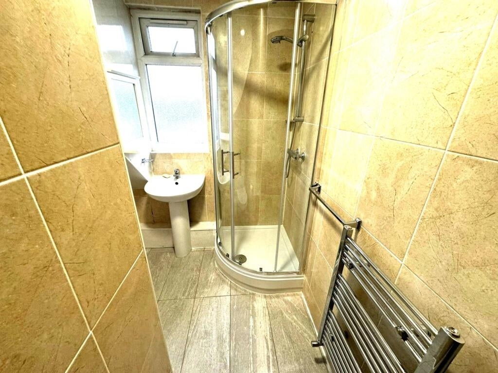 Flat Pinnell Road in Greater London