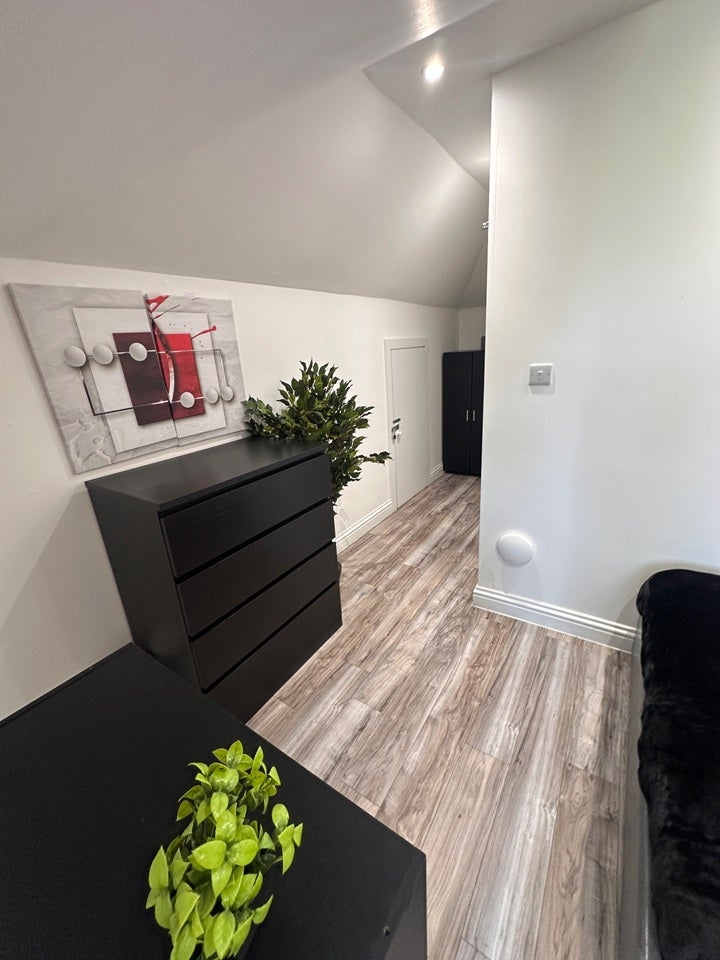 Room Whitehall Road in Greater London