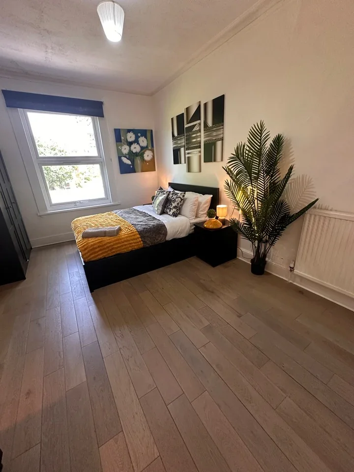Room Whitehall Road in Greater London