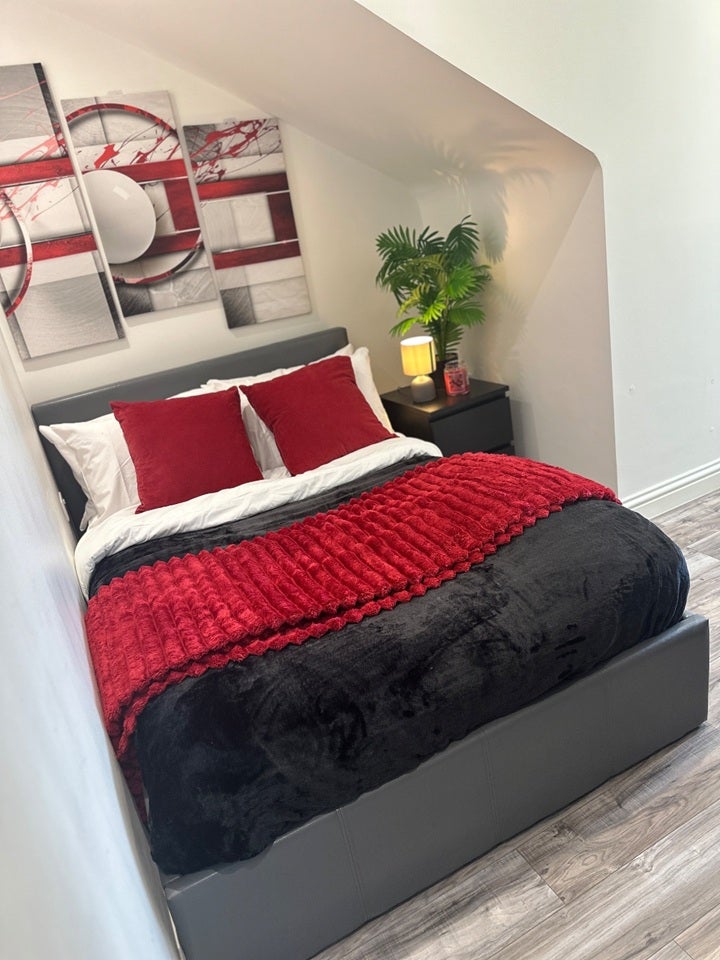 Room Whitehall Road in Greater London