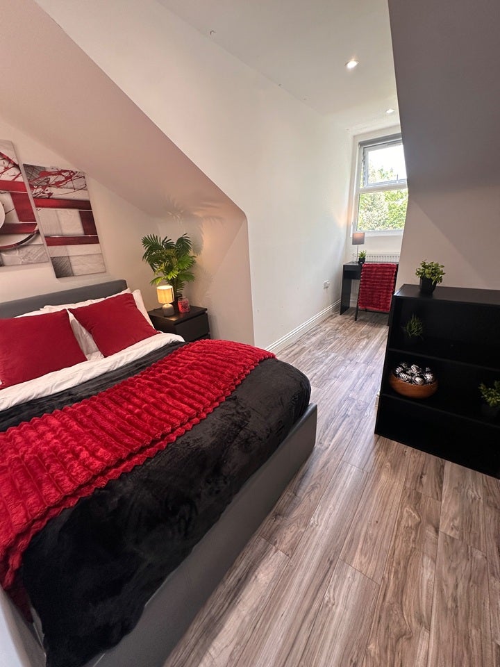 Room Whitehall Road in Greater London