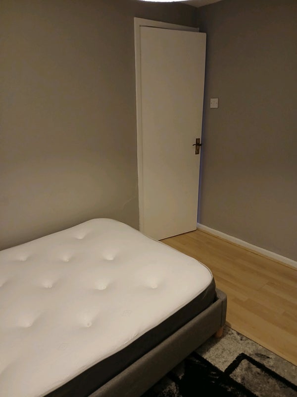 Room Somerset Road in Trafford