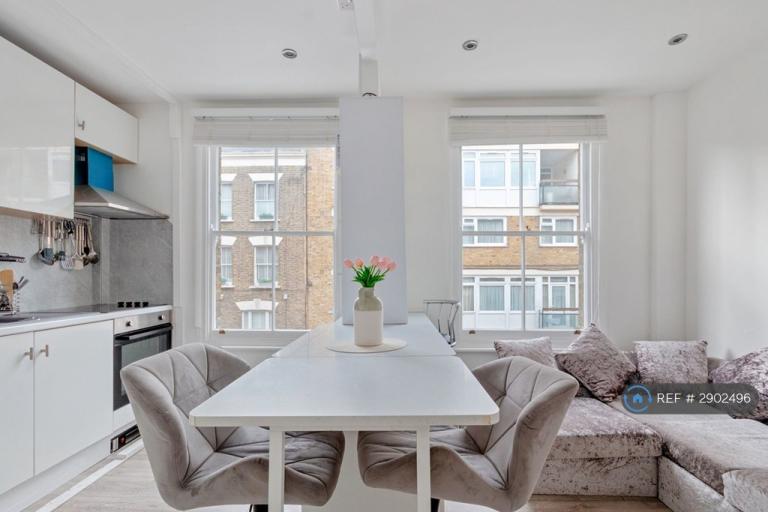 Flat Gaywood Street in Greater London