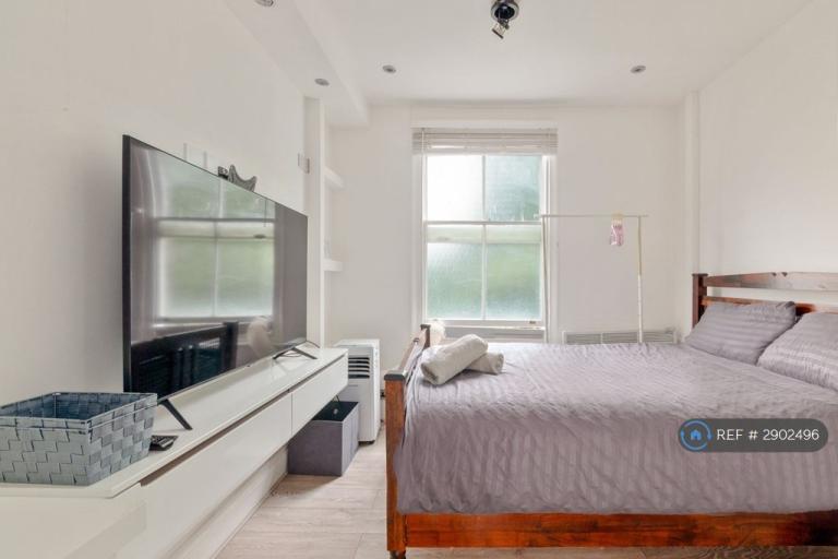 Flat Gaywood Street in Greater London