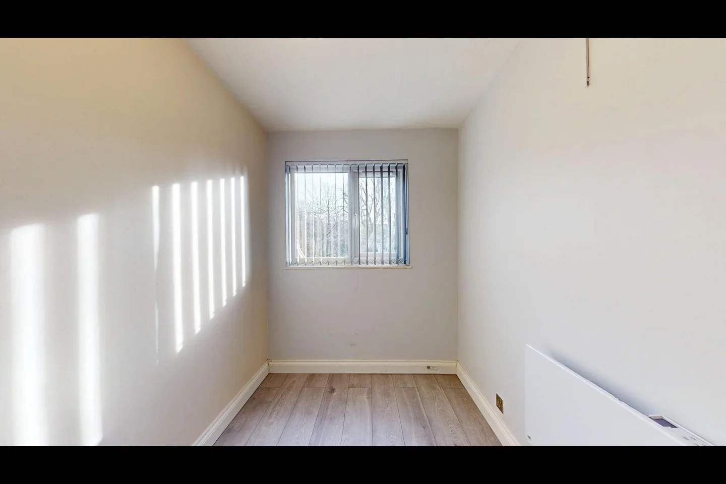 Flat Harp Island Close in Greater London
