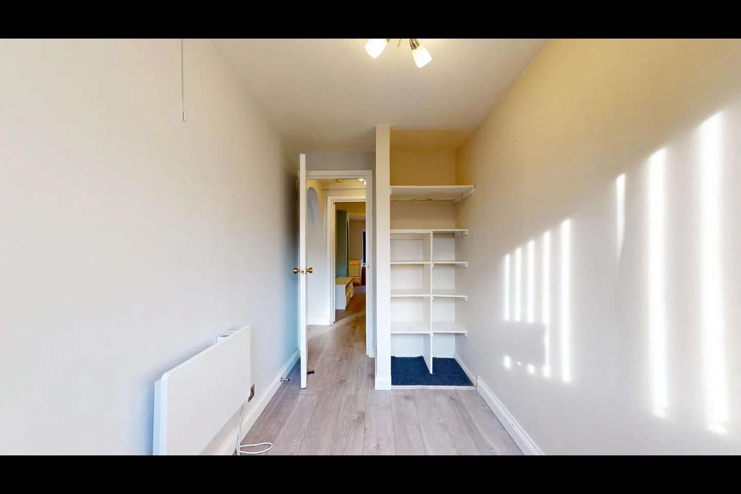 Flat Harp Island Close in Greater London