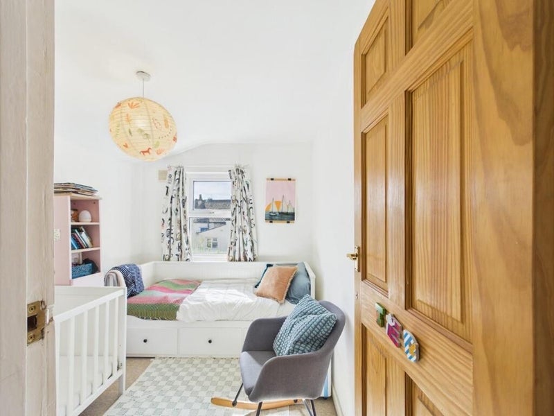 Room Seneca Street in Bristol