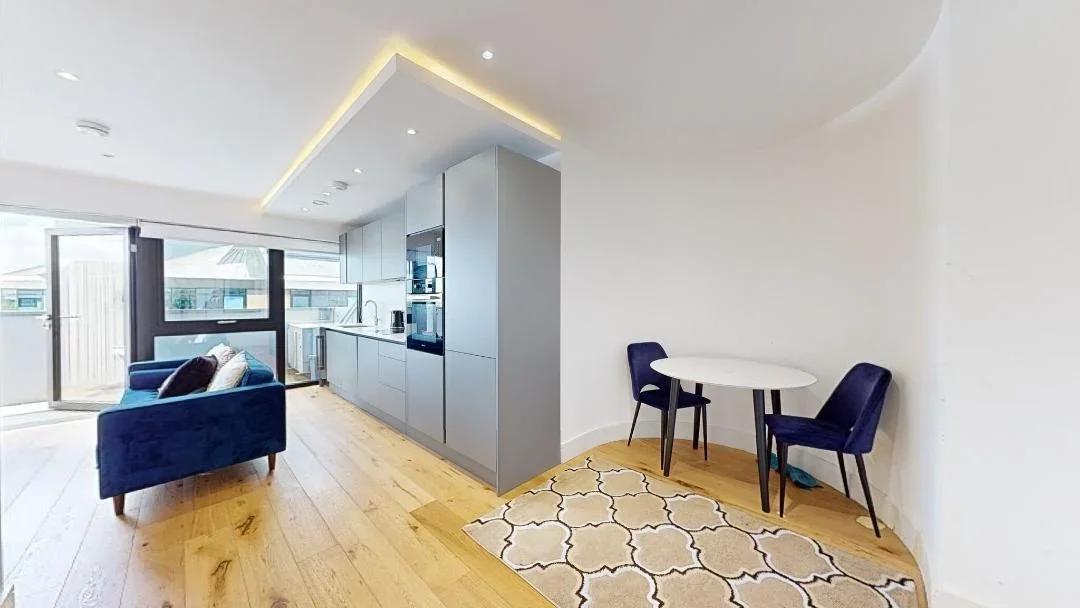 Flat Harlequin Avenue in Greater London