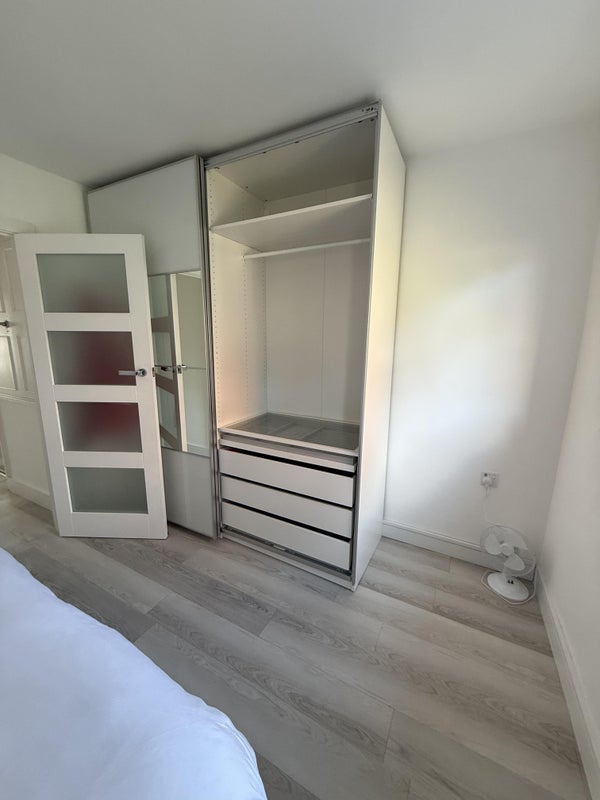 Room Grace Walk in Greater London