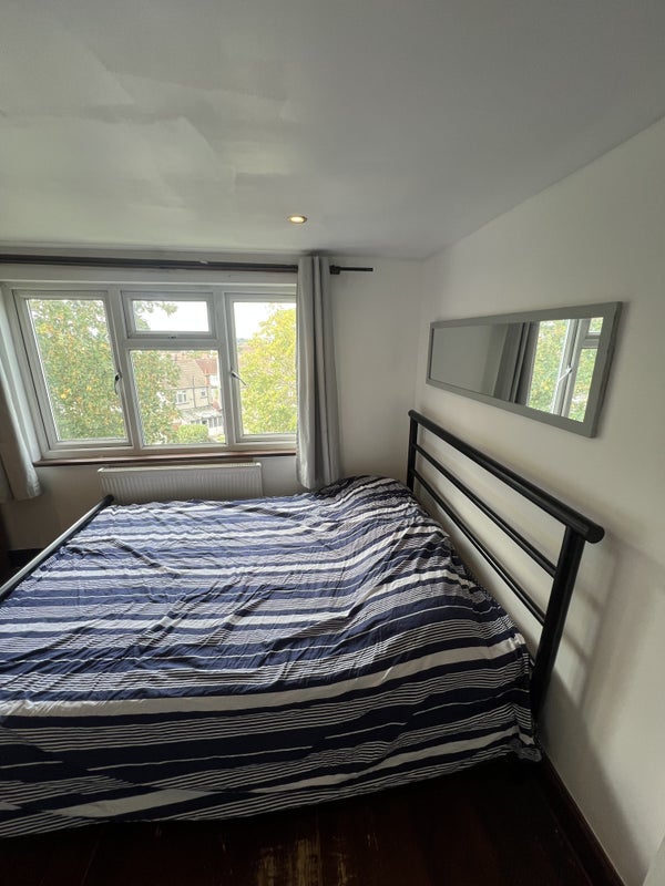 Room Hythe Road in Greater London