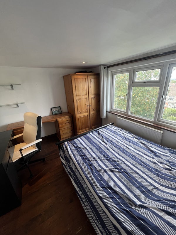 Room Hythe Road in Greater London
