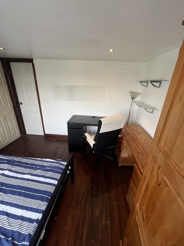 Room Hythe Road in Greater London