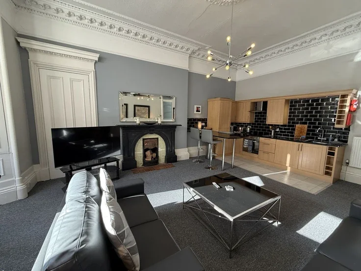 Flat Rosslyn Terrace in Glasgow