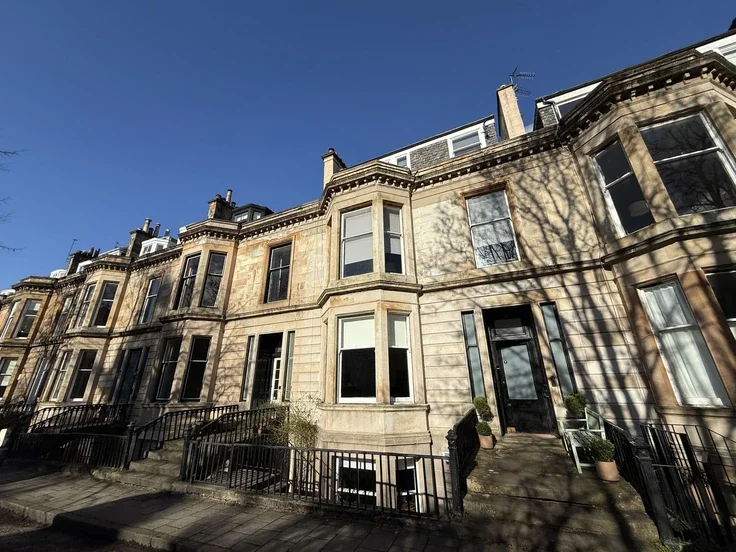Flat Rosslyn Terrace in Glasgow