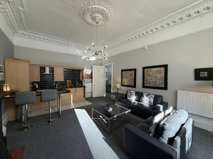 Flat Rosslyn Terrace in Glasgow