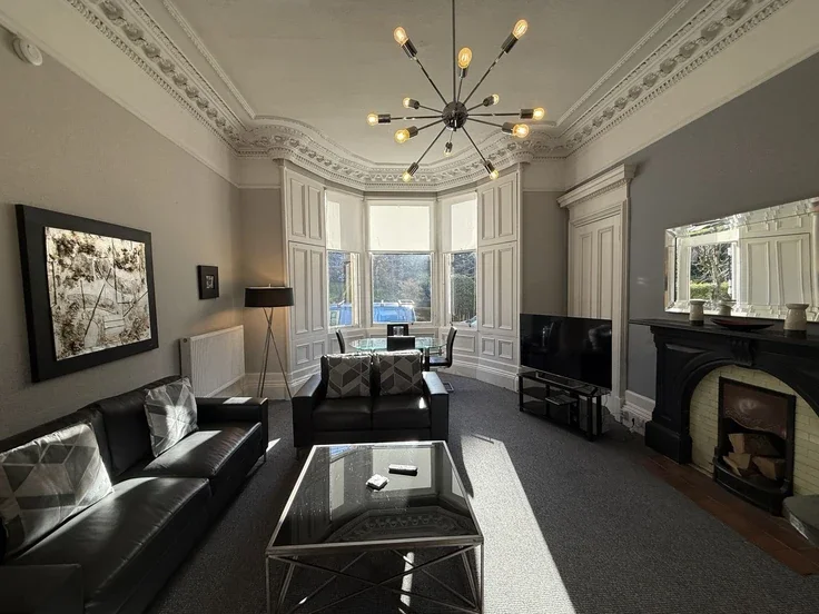 Flat Rosslyn Terrace in Glasgow