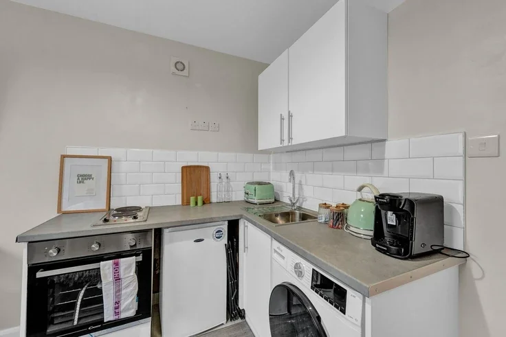Flat Wightman Road in Greater London