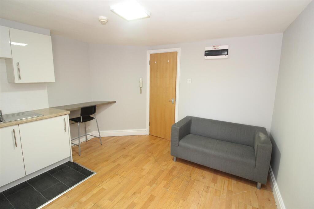 Flat Whitchurch Road in Cardiff
