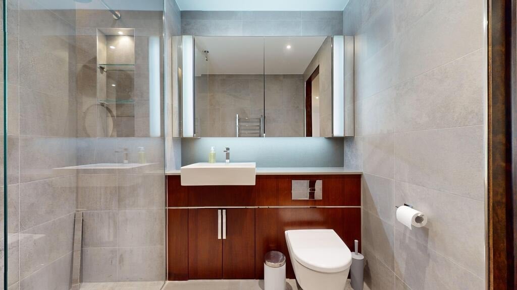 Flat Ponton Road in Greater London