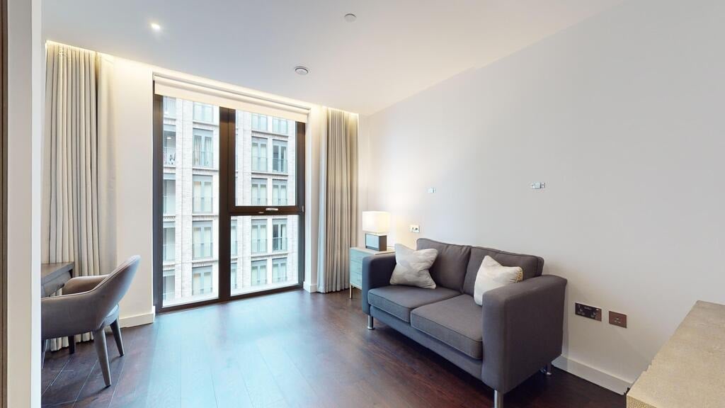 Flat Ponton Road in Greater London