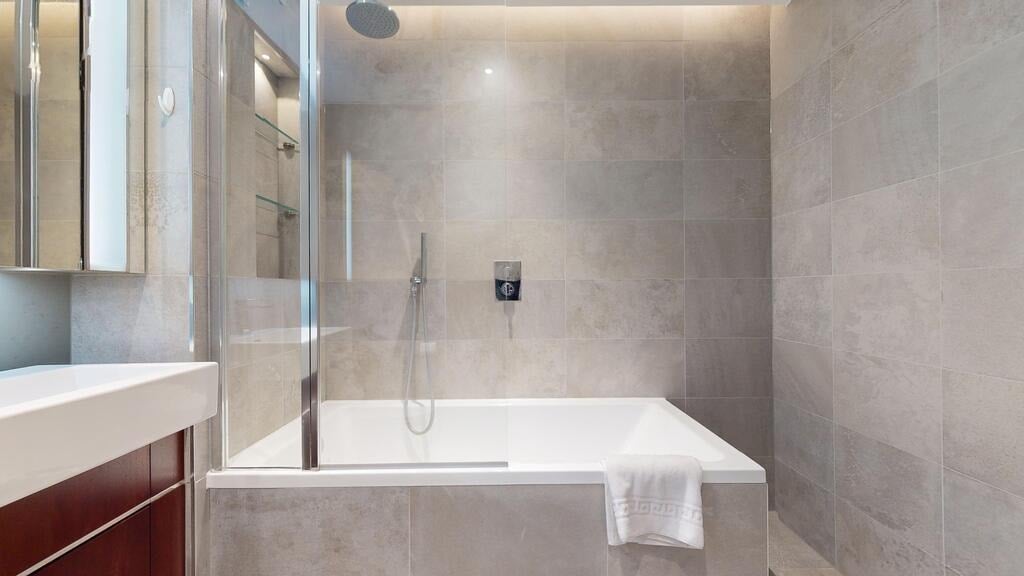 Flat Ponton Road in Greater London