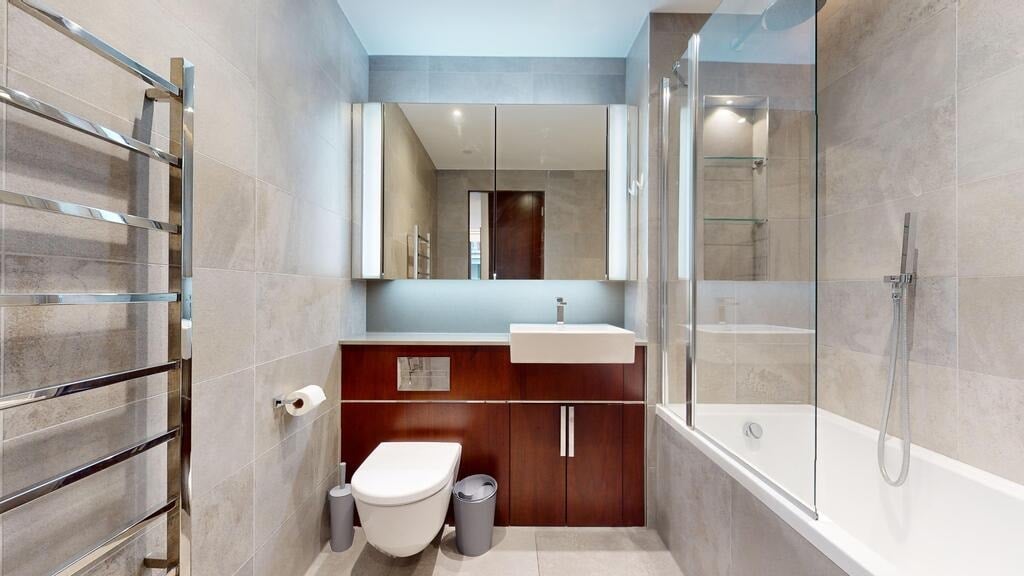 Flat Ponton Road in Greater London