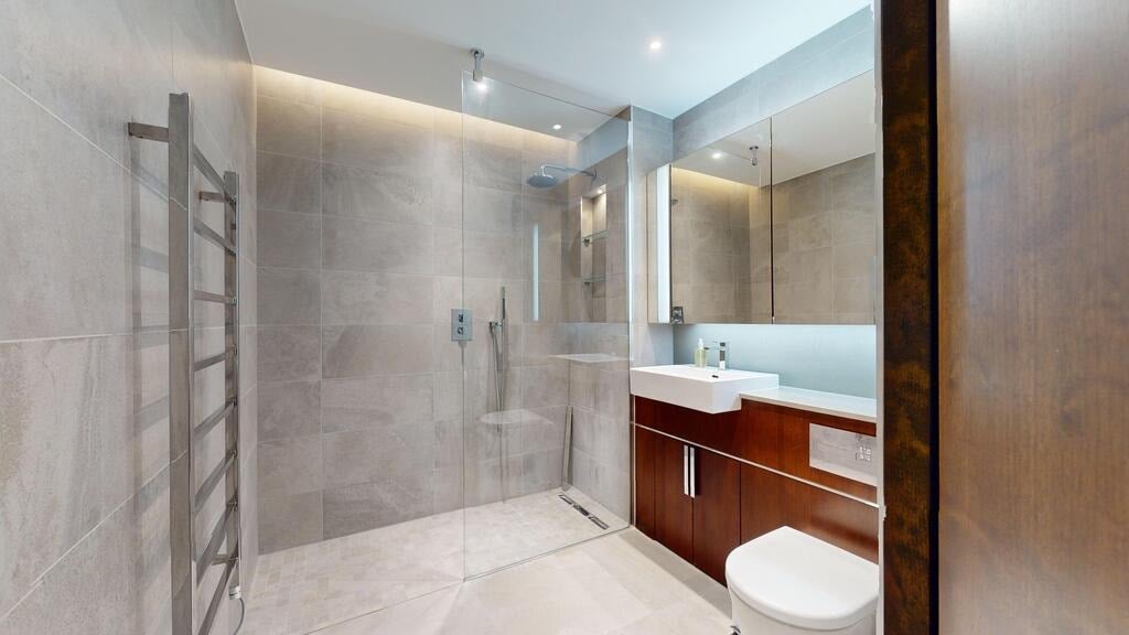 Flat Ponton Road in Greater London