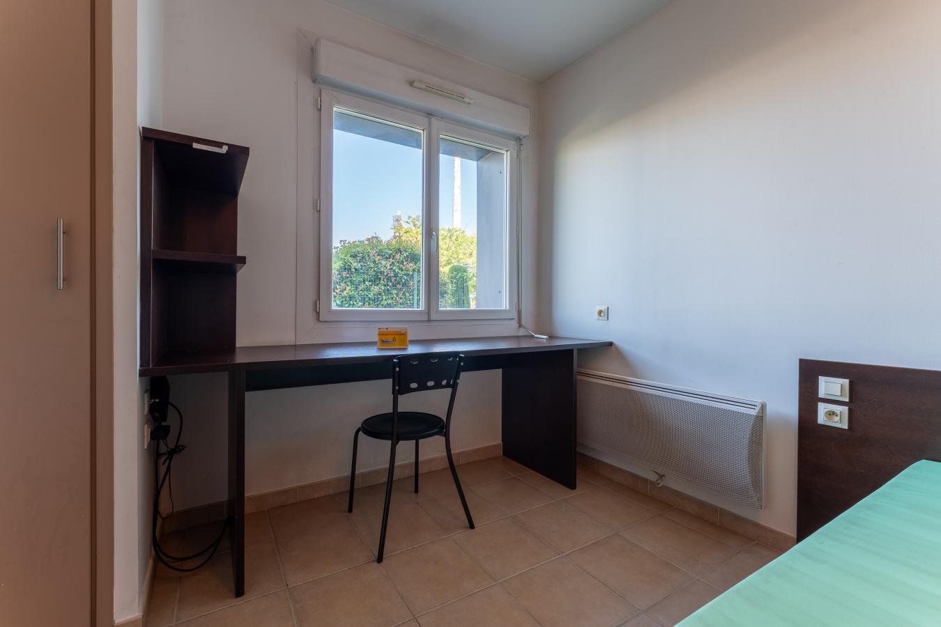 Room Rue Pierre Miquel in Avignon