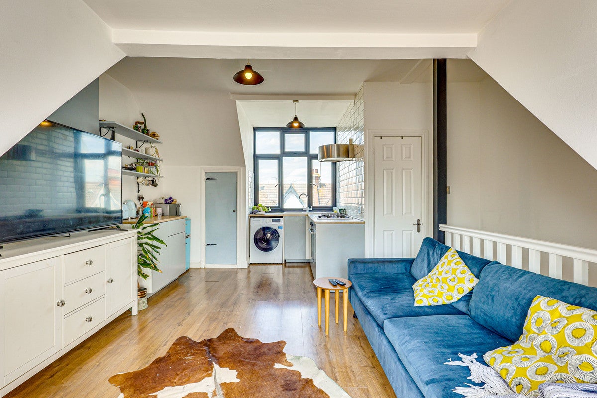 Flat Cornec Chase in Southend-on-Sea