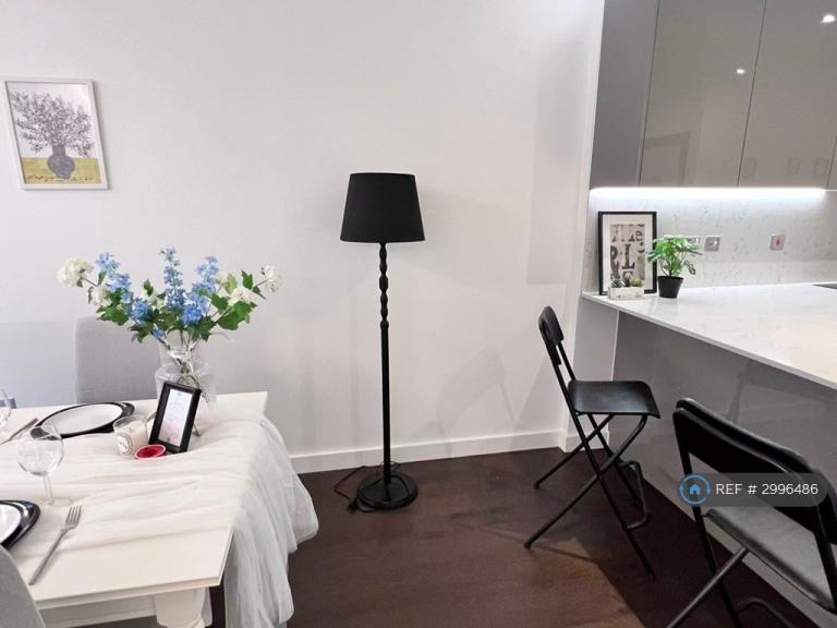 Flat Lanchester Way in Greater London