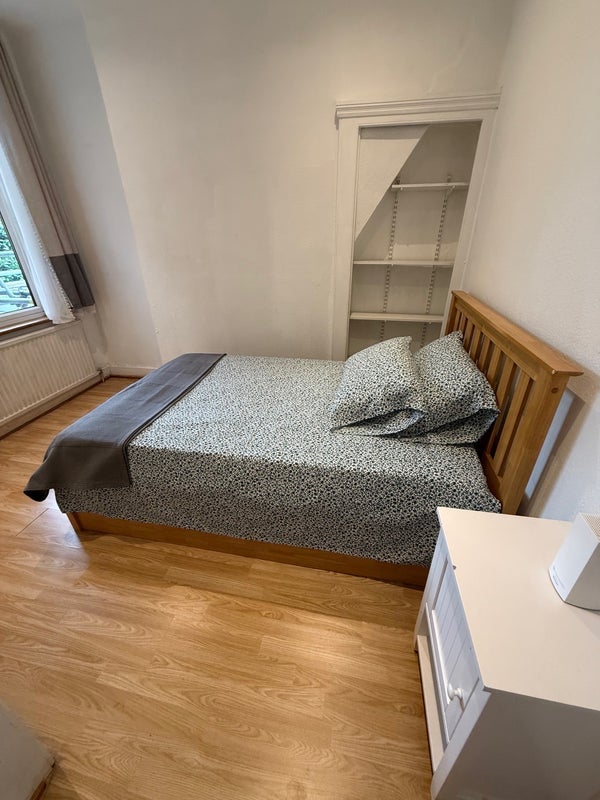 Room Rhodesia Road in Greater London