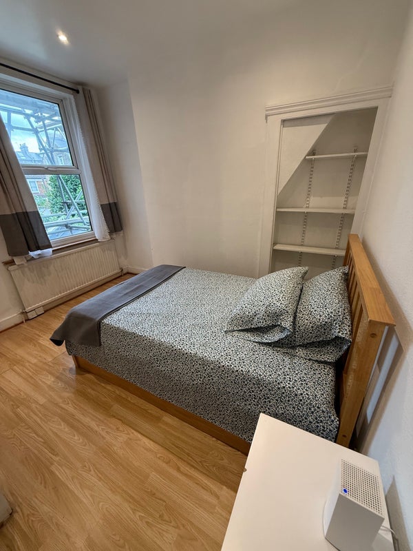 Room Rhodesia Road in Greater London