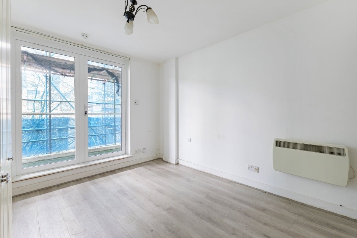 Flat Lyon Road in Greater London