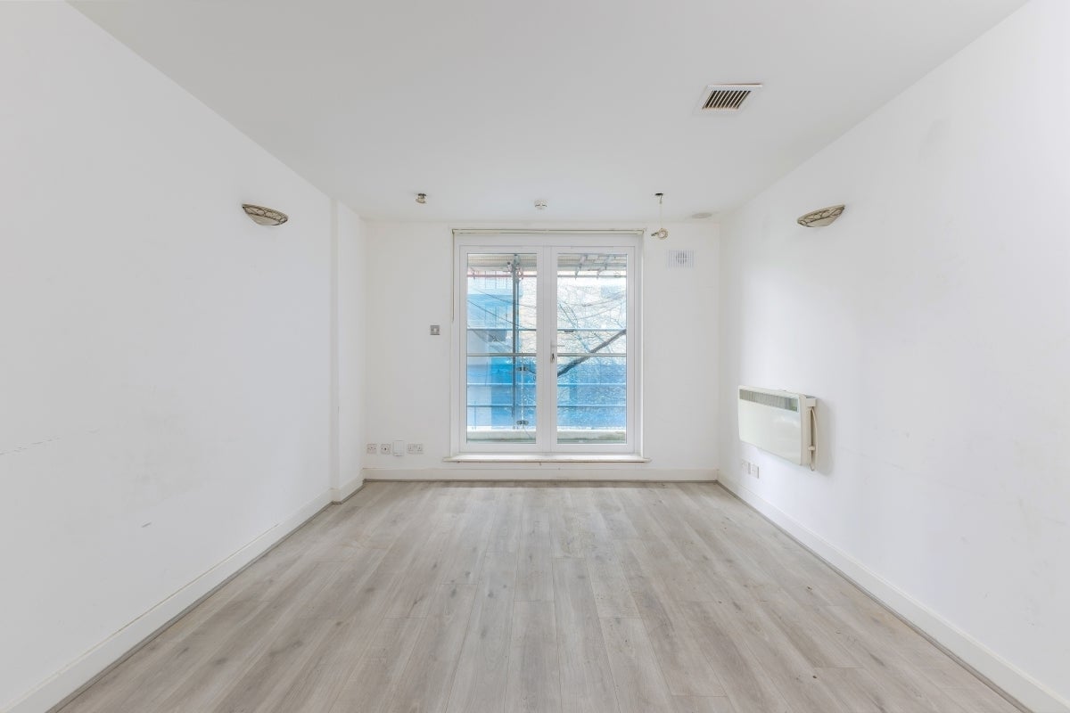 Flat Lyon Road in Greater London