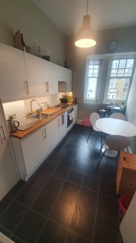 Room Earl's Court Road in Greater London