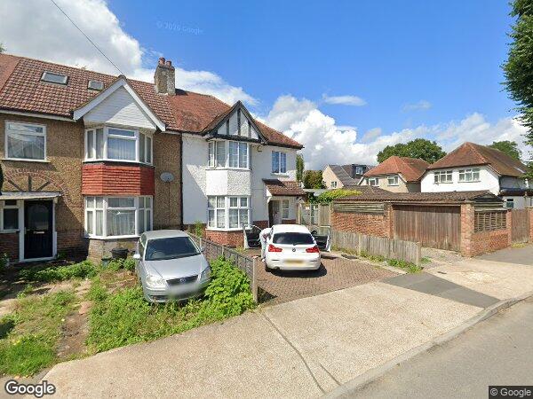 Flat Dickens Avenue in Greater London
