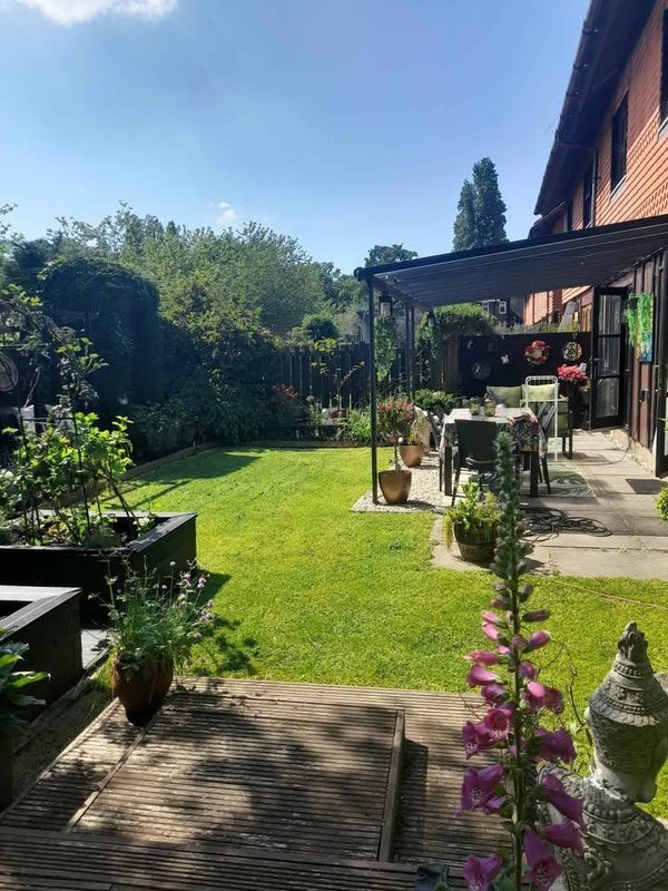 Room Somertrees Avenue in Greater London