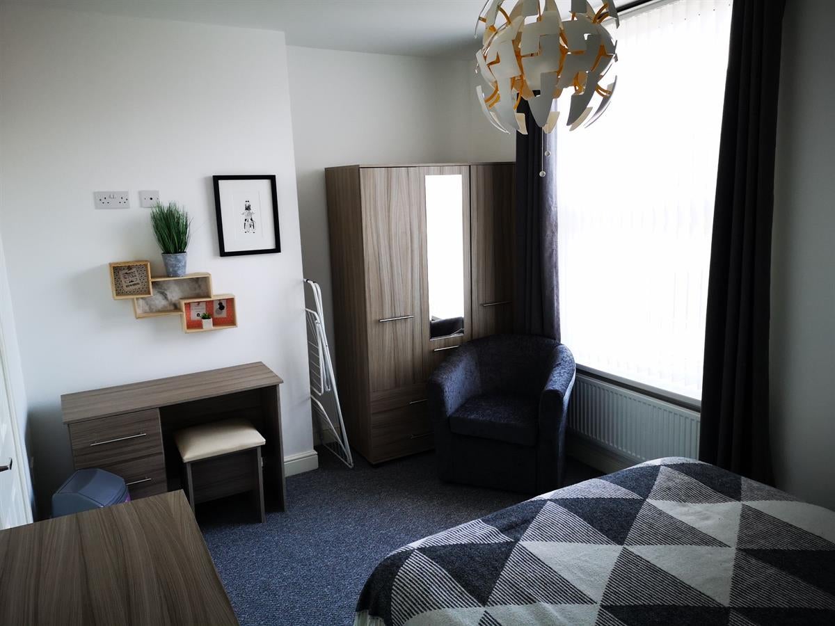Room Cranbourne Street in Hull