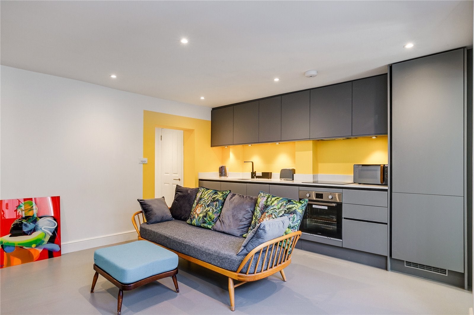 Flat Lonsdale Square in Greater London