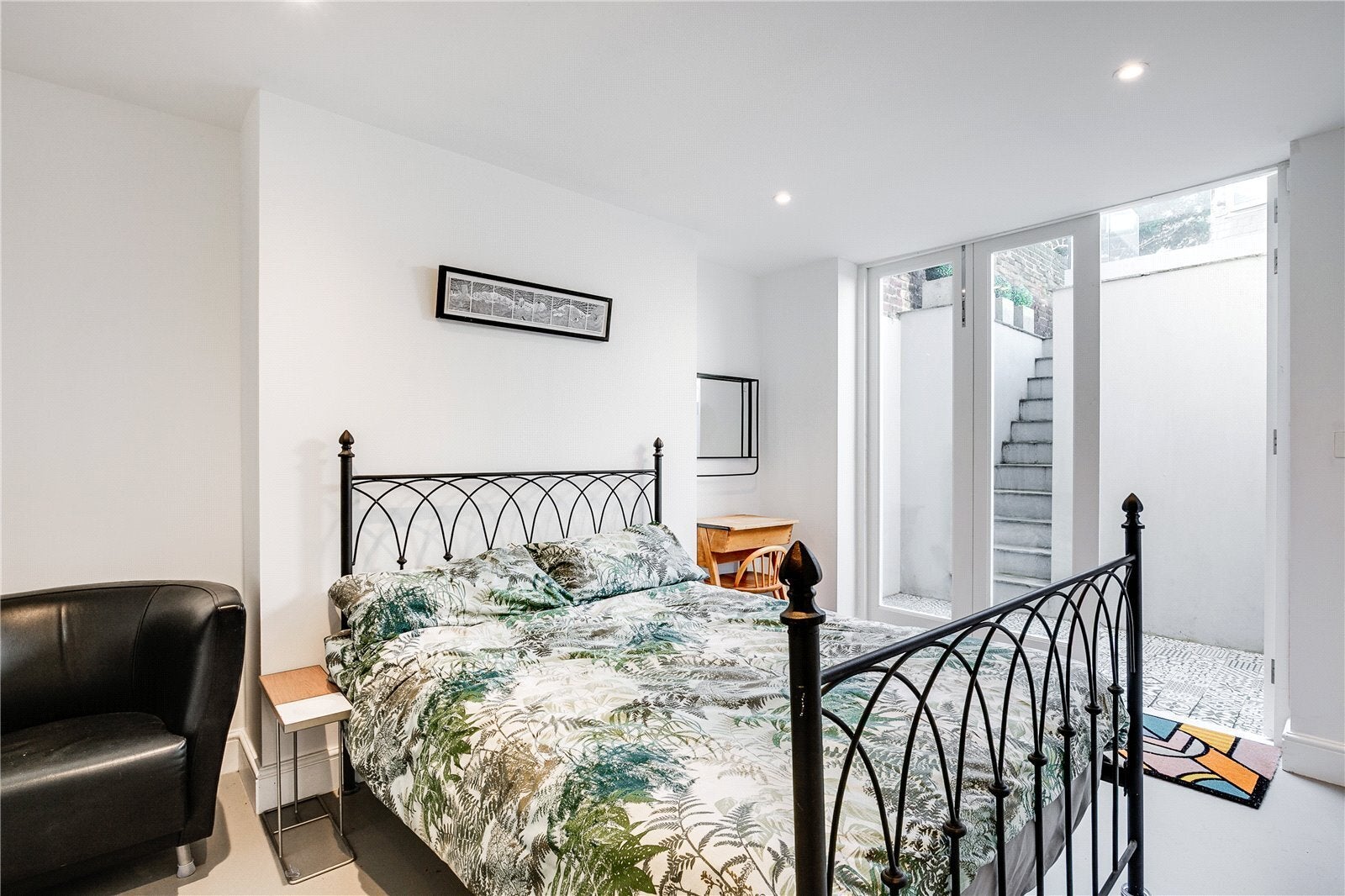 Flat Lonsdale Square in Greater London